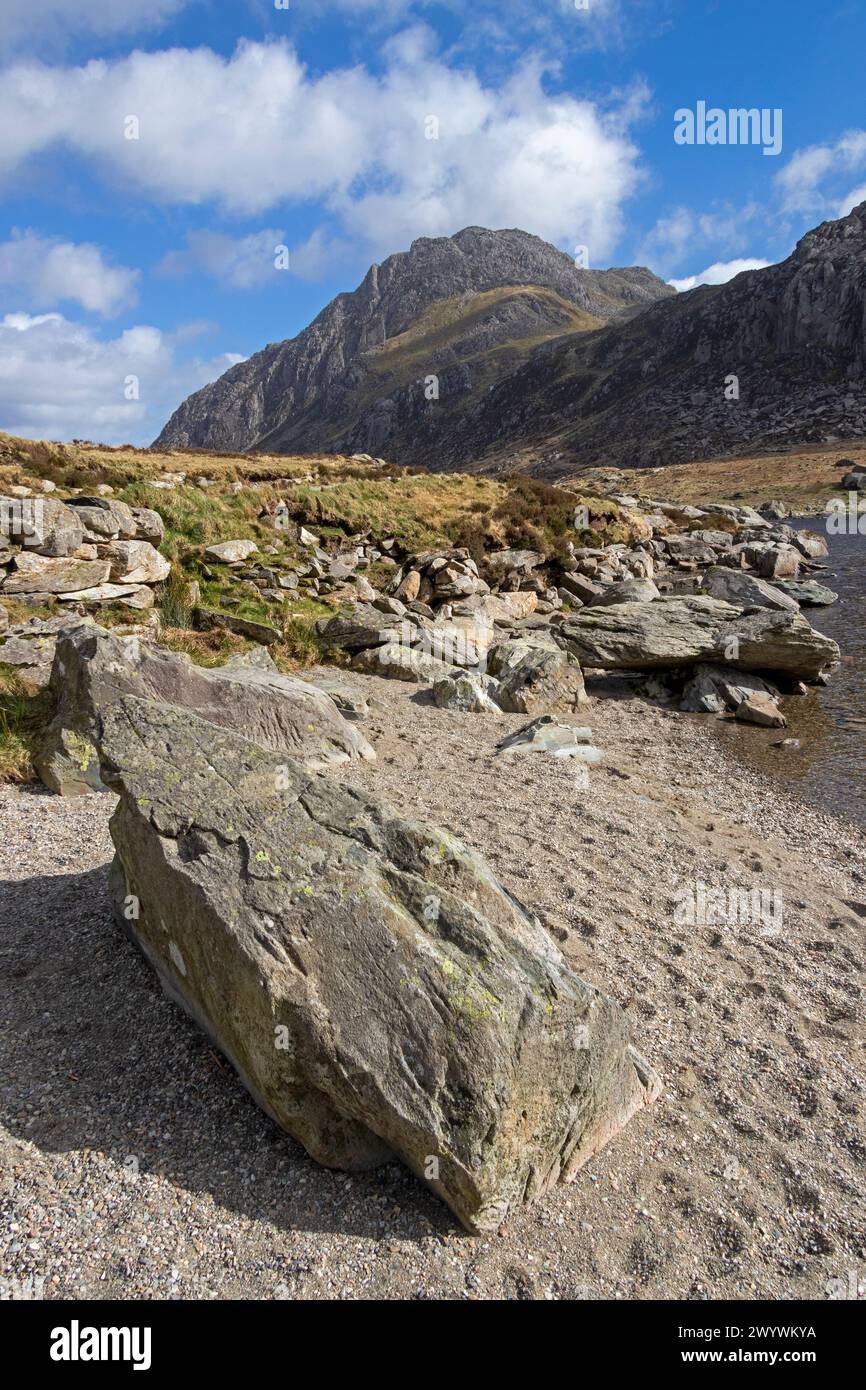 Felsen, Strand, See Llyn Idwal, Snowdonia Nationalpark in der Nähe von Pont Pen-y-Benglog, Bethesda, Bangor, Wales, Großbritannien Stockfoto