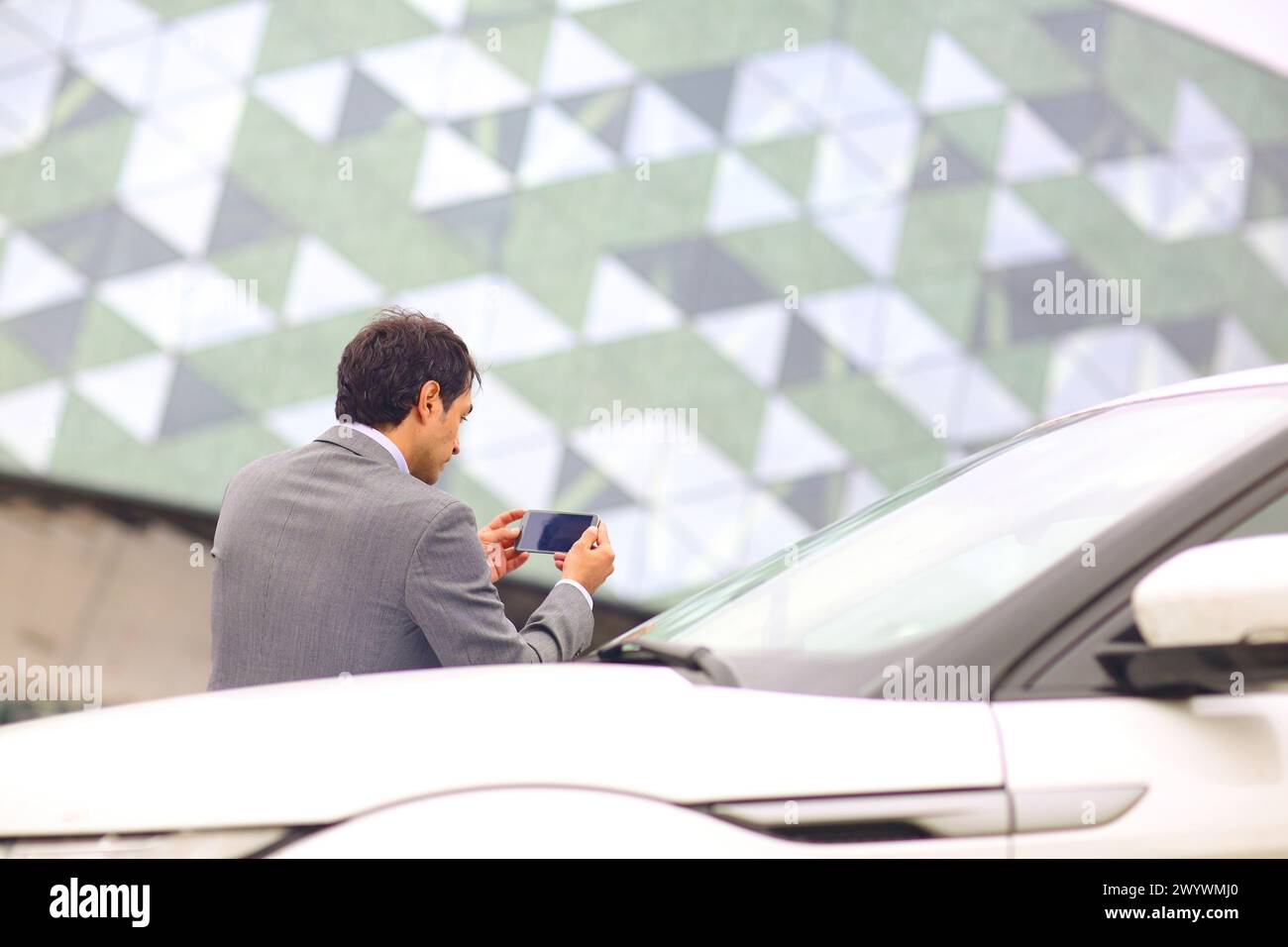 Business Mann mit Smartphone in Parken Business Center. San Sebastian Technology Park. Donostia. Gipuzkoa. Baskenland. Spanien. Stockfoto