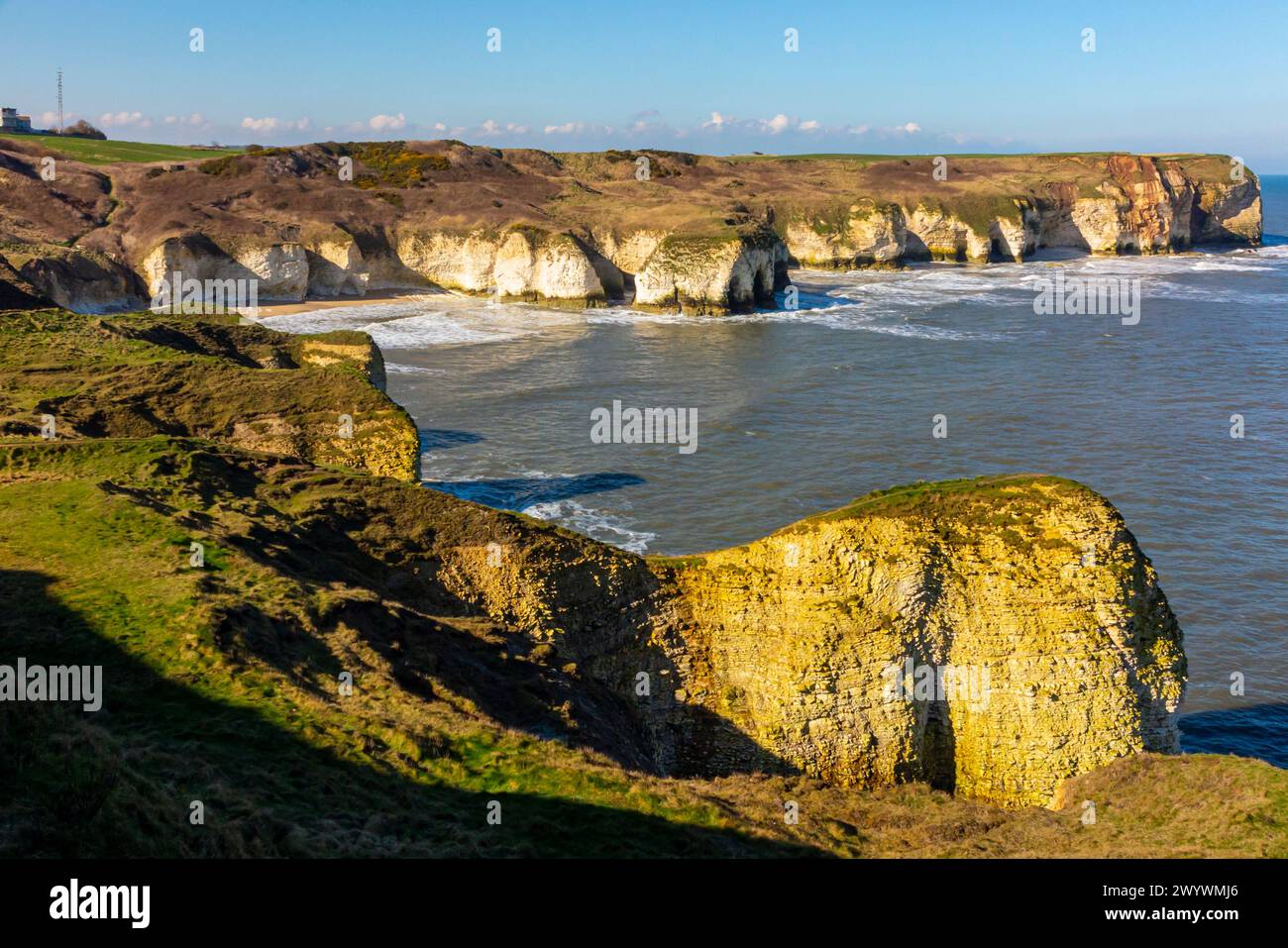 Kreidefelsen und Strand in Flamborough Head an der North Yorkshire Küste England mit der Nordsee sichtbar. Stockfoto