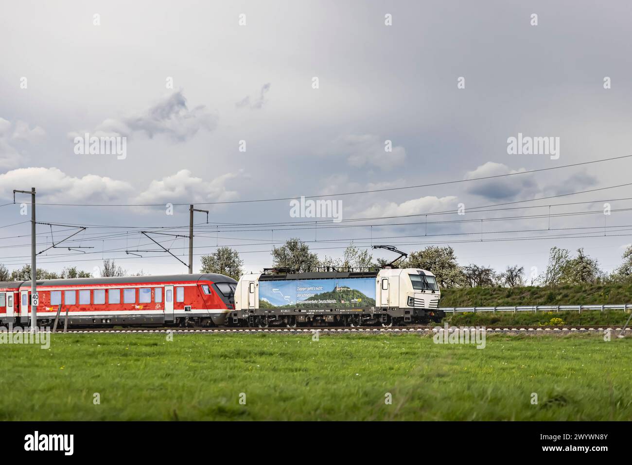 Neubaustrecke der Bahn von Wendlingen nach Ulm. Streckenabschnitt bei Kirchheim unter Teck mit Regionalzug RE200. // 06.04.2024: Kirchheim unter Teck, Baden-Württemberg, Deutschland, Europa *** Neubaustrecke von Wendlingen nach Ulm bei Kirchheim unter Teck mit Regionalzug RE200 06 04 2024 Kirchheim unter Teck, Baden Württemberg, Deutschland, Europa Stockfoto