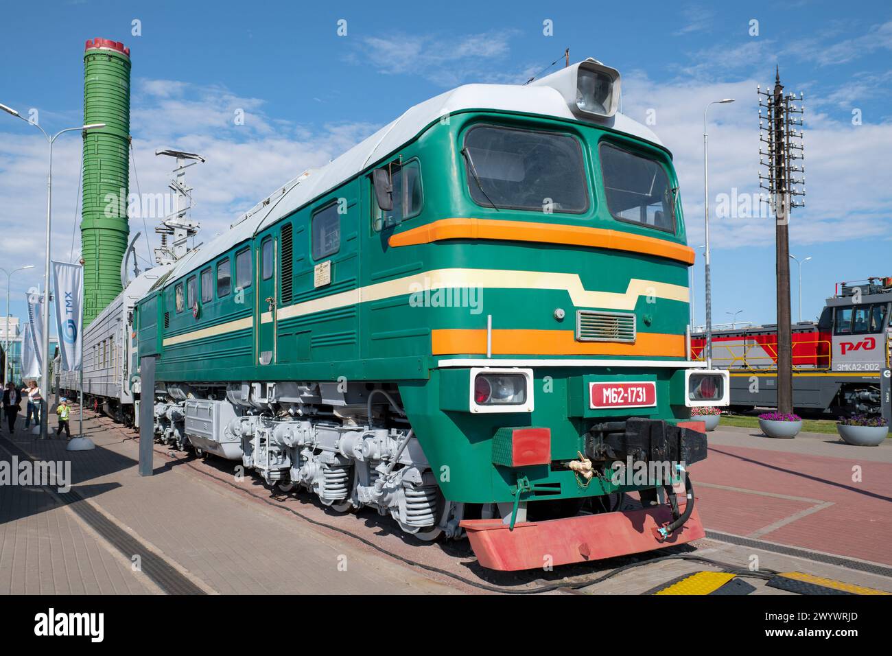 SANKT PETERSBURG, RUSSLAND - 27. AUGUST 2023: Diesellokomotive M62 des Kampfbahnraketensystems 15P961 'Molodets' an einem sonnigen Tag. Russische Eisenbahn Stockfoto