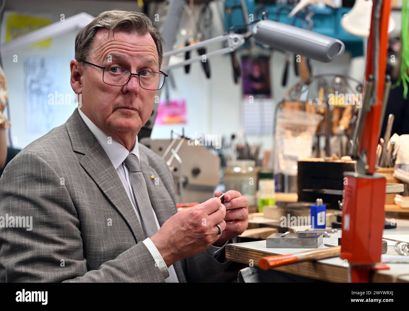 Erfurt, Deutschland. April 2024. Bodo Ramelow (Linkspartei), Ministerpräsident von Thüringen, besucht die Magdeburger Allee und nimmt an einer Goldschmiedewerkstatt in einem kleinen Handwerksbetrieb Teil. Die Straße ist einer der gefährlichsten Orte in der Hauptstadt des Bundesstaates. Der Ministerpräsident möchte mit lokalen Interessenträgern und Ladenbesitzern sprechen, um sich ein Bild von der aktuellen Situation zu machen. Quelle: Martin Schutt/dpa/Alamy Live News Stockfoto