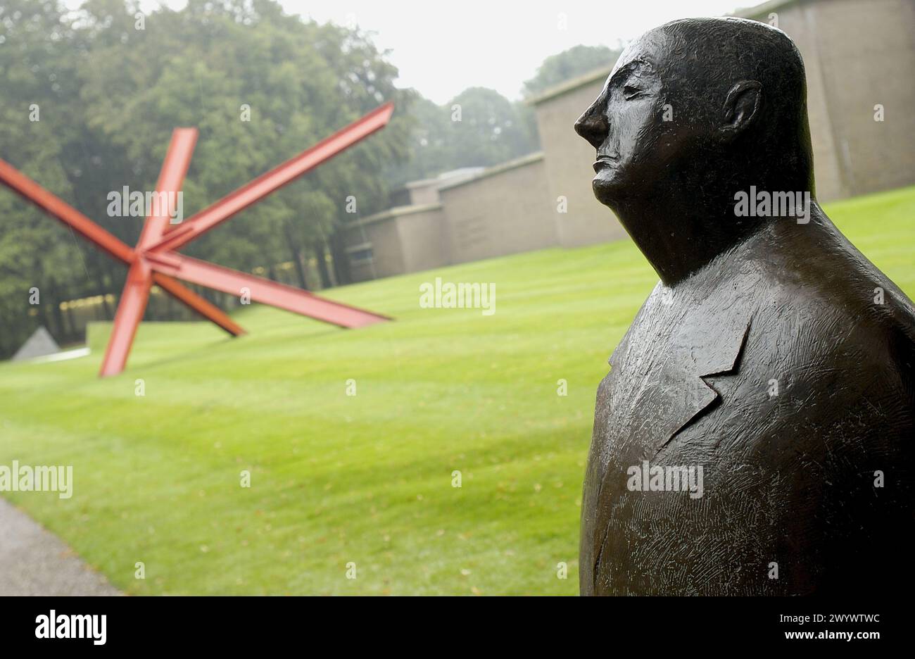 "Monsieur Jacques" (1956) von Oswald Wenckebach und K-Stück von Mark di Suvero im Hintergrund, Kröller-Müller Museumgarten, Het nationale Park de Hoge Veluwe. Gelderland, Niederlande. Stockfoto