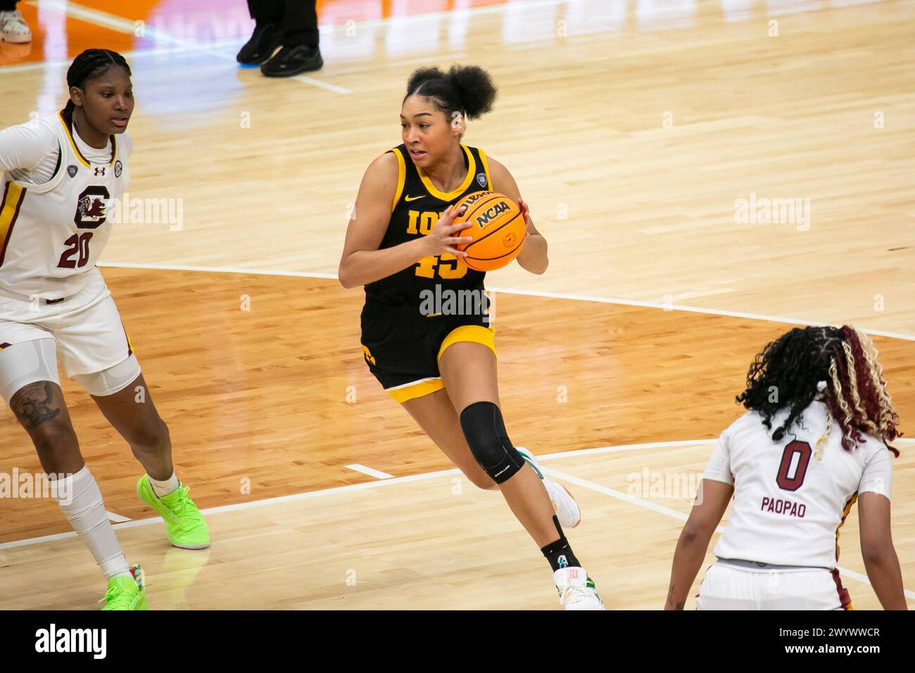 Cleveland, Ohio, USA. April 2024. Iowa Hawkeyes stürmte Hannah Stuelke #45 im letzten Spiel des NCAA Women’s Final Four Turniers im Rocket Mortgage Fieldhouse in Cleveland, Ohio. (Kindell Buchanan/Alamy Live News) Stockfoto