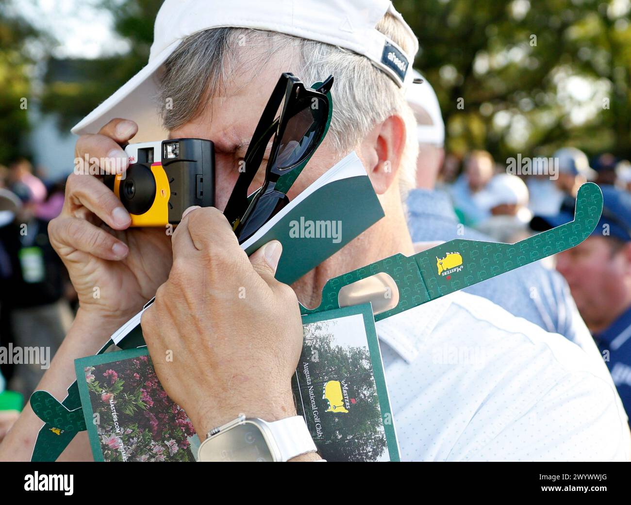 Augusta, Usa. April 2024. Während einer Übungsrunde vor dem Masters Tournament im Augusta National Golf Club in Augusta, Georgia, hält ein Förderer Sonnenbrillen, Souvenirs und Sonnenfinsternenbrillen der Marke Masters 2024. Eine seltene totale Sonnenfinsternis in den Vereinigten Staaten wird heute Nordamerika durchqueren, von Südwesten nach Nordosten. Foto: John Angelillo/UPI Credit: UPI/Alamy Live News Stockfoto