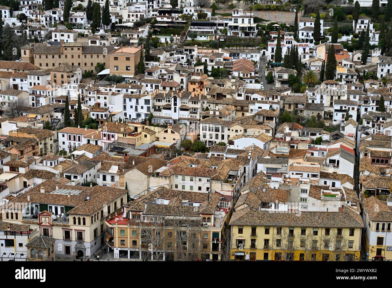 Blick auf weiße Häuser und gekachelte Dächer in der alten europäischen Stadt Stockfoto