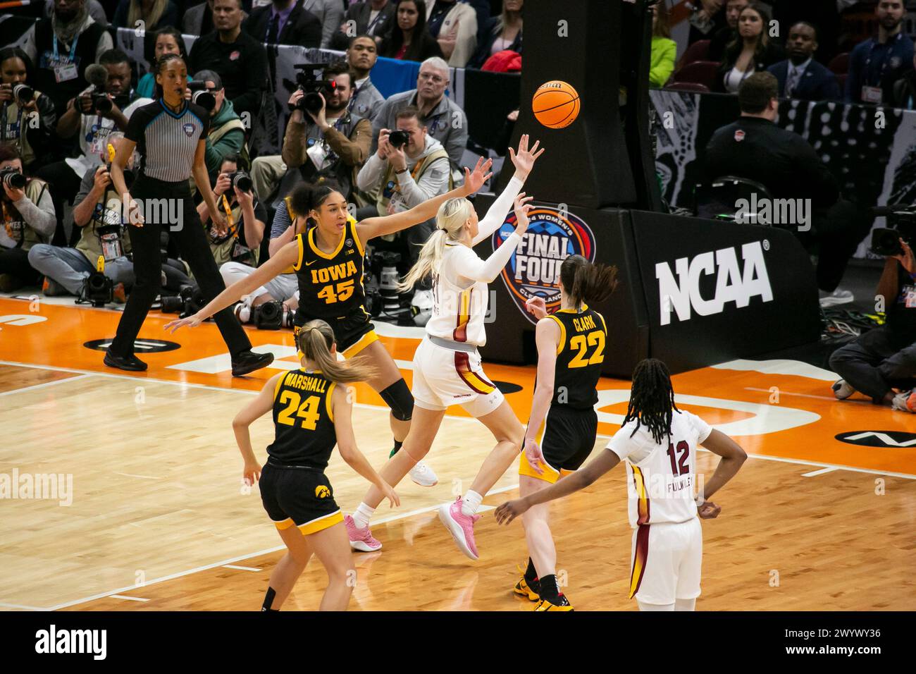 Cleveland, Ohio, USA. April 2024. South Carolina Gamecocks Stürmer Chloe Kitts #21 holt sich den Ball im letzten Spiel des NCAA Women’s Final Four Turniers im Rocket Mortgage Fieldhouse in Cleveland, Ohio. (Kindell Buchanan/Alamy Live News) Stockfoto