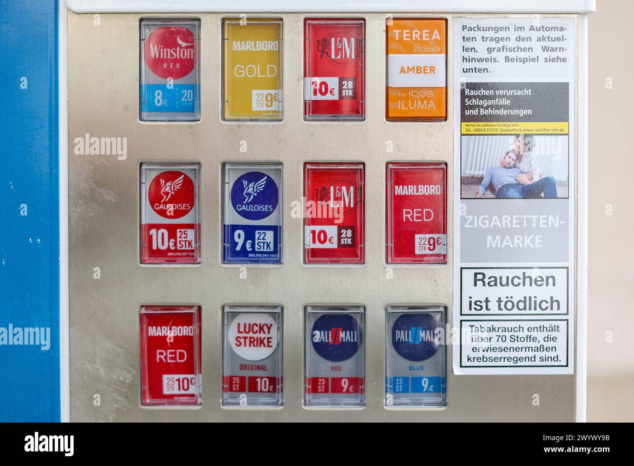 Leipzig, Deutschland. April 2024. Im Westen von Leipzig befindet sich ein Zigarettenautomat von Tobaccoland. Die Initiative „Pro Rauchfrei“ hat den Bediener verklagt, da die Auswahltasten nur Zigarettenstempel ohne Warnung anzeigen. Diese Warnung befindet sich nur auf einem separaten Aufkleber neben den Schaltflächen. Aus der Sicht von "Pro Rauchfrei" ist das illegal. Nach eigenen Angaben betreibt Tobaccoland 85.000 Automaten in Deutschland. Quelle: Jan Woitas/dpa/Alamy Live News Stockfoto