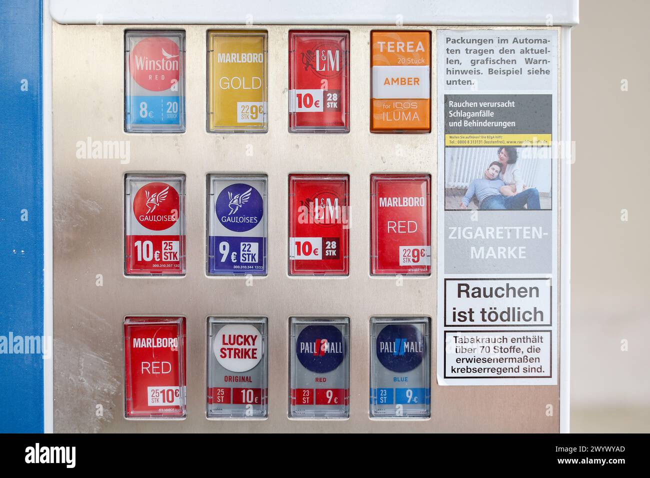 Leipzig, Deutschland. April 2024. Im Westen von Leipzig befindet sich ein Zigarettenautomat von Tobaccoland. Die Initiative „Pro Rauchfrei“ hat den Bediener verklagt, da die Auswahltasten nur Zigarettenstempel ohne Warnung anzeigen. Diese Warnung befindet sich nur auf einem separaten Aufkleber neben den Schaltflächen. Aus der Sicht von "Pro Rauchfrei" ist das illegal. Nach eigenen Angaben betreibt Tobaccoland 85.000 Automaten in Deutschland. Quelle: Jan Woitas/dpa/Alamy Live News Stockfoto