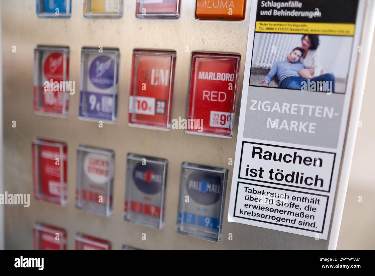 Leipzig, Deutschland. April 2024. Im Westen von Leipzig befindet sich ein Zigarettenautomat von Tobaccoland. Die Initiative „Pro Rauchfrei“ hat den Bediener verklagt, da die Auswahltasten nur Zigarettenstempel ohne Warnung anzeigen. Diese Warnung befindet sich nur auf einem separaten Aufkleber neben den Schaltflächen. Aus der Sicht von "Pro Rauchfrei" ist das illegal. Nach eigenen Angaben betreibt Tobaccoland 85.000 Automaten in Deutschland. Quelle: Jan Woitas/dpa/Alamy Live News Stockfoto