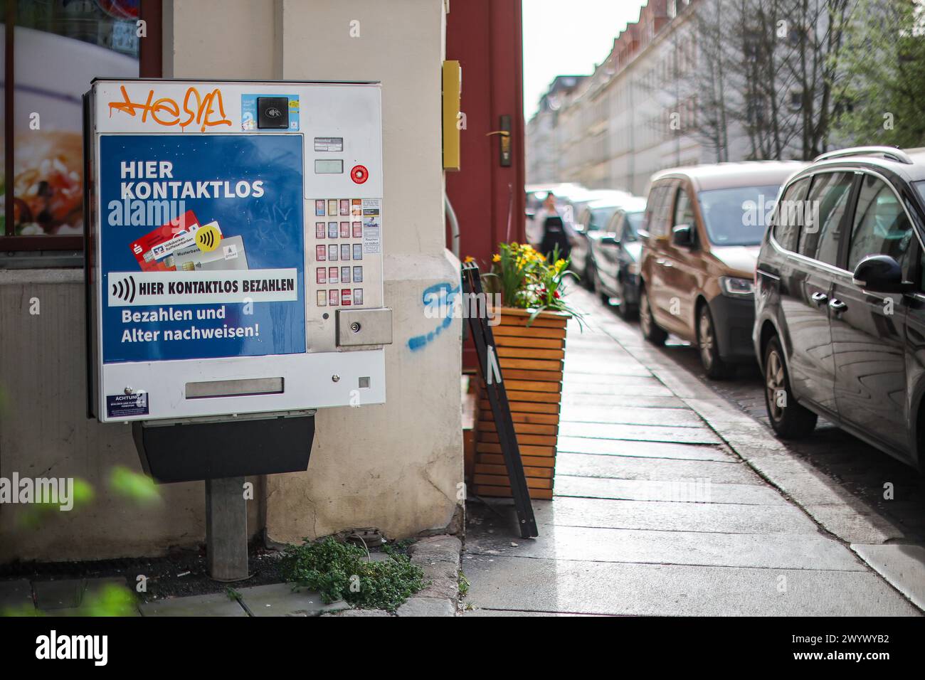 Leipzig, Deutschland. April 2024. Im Westen von Leipzig befindet sich ein Zigarettenautomat von Tobaccoland. Die Initiative „Pro Rauchfrei“ hat den Bediener verklagt, da die Auswahltasten nur Zigarettenstempel ohne Warnung anzeigen. Diese Warnung befindet sich nur auf einem separaten Aufkleber neben den Schaltflächen. Aus der Sicht von "Pro Rauchfrei" ist das illegal. Nach eigenen Angaben betreibt Tobaccoland 85.000 Automaten in Deutschland. Quelle: Jan Woitas/dpa/Alamy Live News Stockfoto