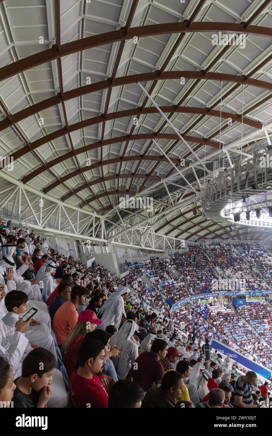 Menschenmassen beobachten das Eröffnungsspiel im Stadion. Al Janoub Stadium, auch bekannt als Al Wakrah Stadium, Doha, Katar. Architekt: Zaha Hadid Architects, 2019. Stockfoto