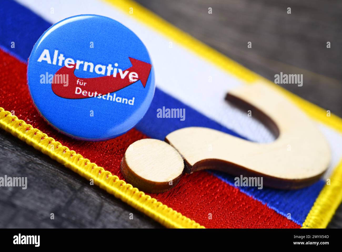 AFD-Partyabzeichen auf Einer Flagge Russlands mit Fragezeichen, symbolisches Foto für Eine mögliche Nähe der AfD zu Russland Stockfoto