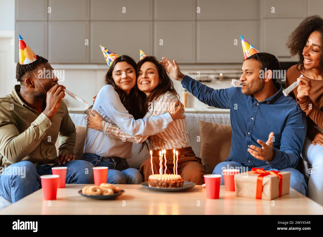 Gruppe von Freunden, die zu Hause Geburtstag feiern Stockfoto