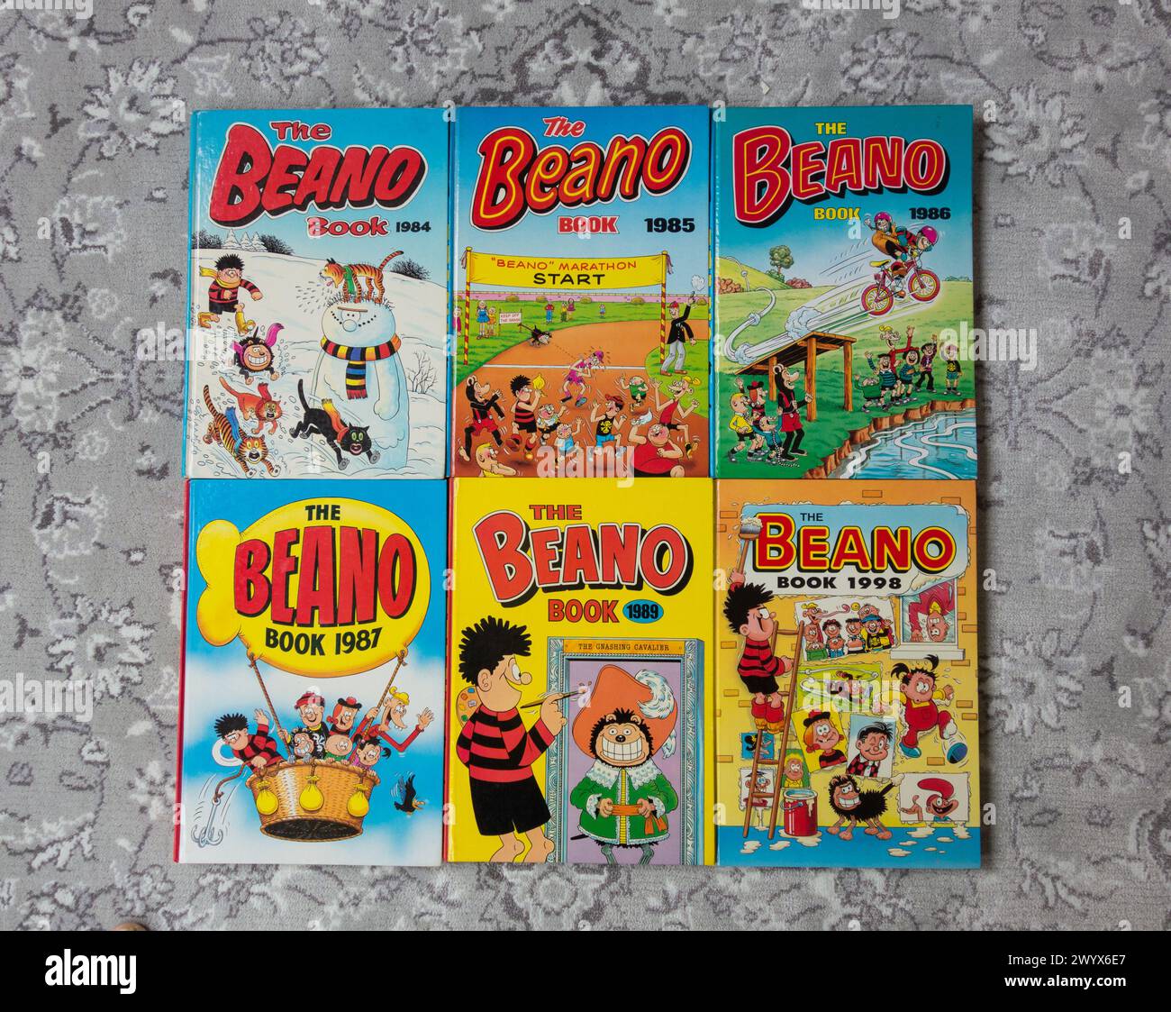 Nahaufnahme einer Auswahl an farbenfrohen Beano Book Annuals und Covern Stockfoto