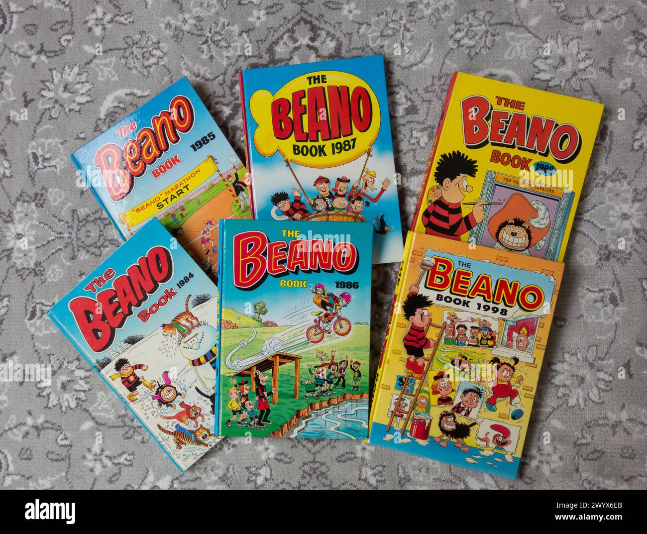 Nahaufnahme einer Auswahl an farbenfrohen Beano Book Annuals und Covern Stockfoto