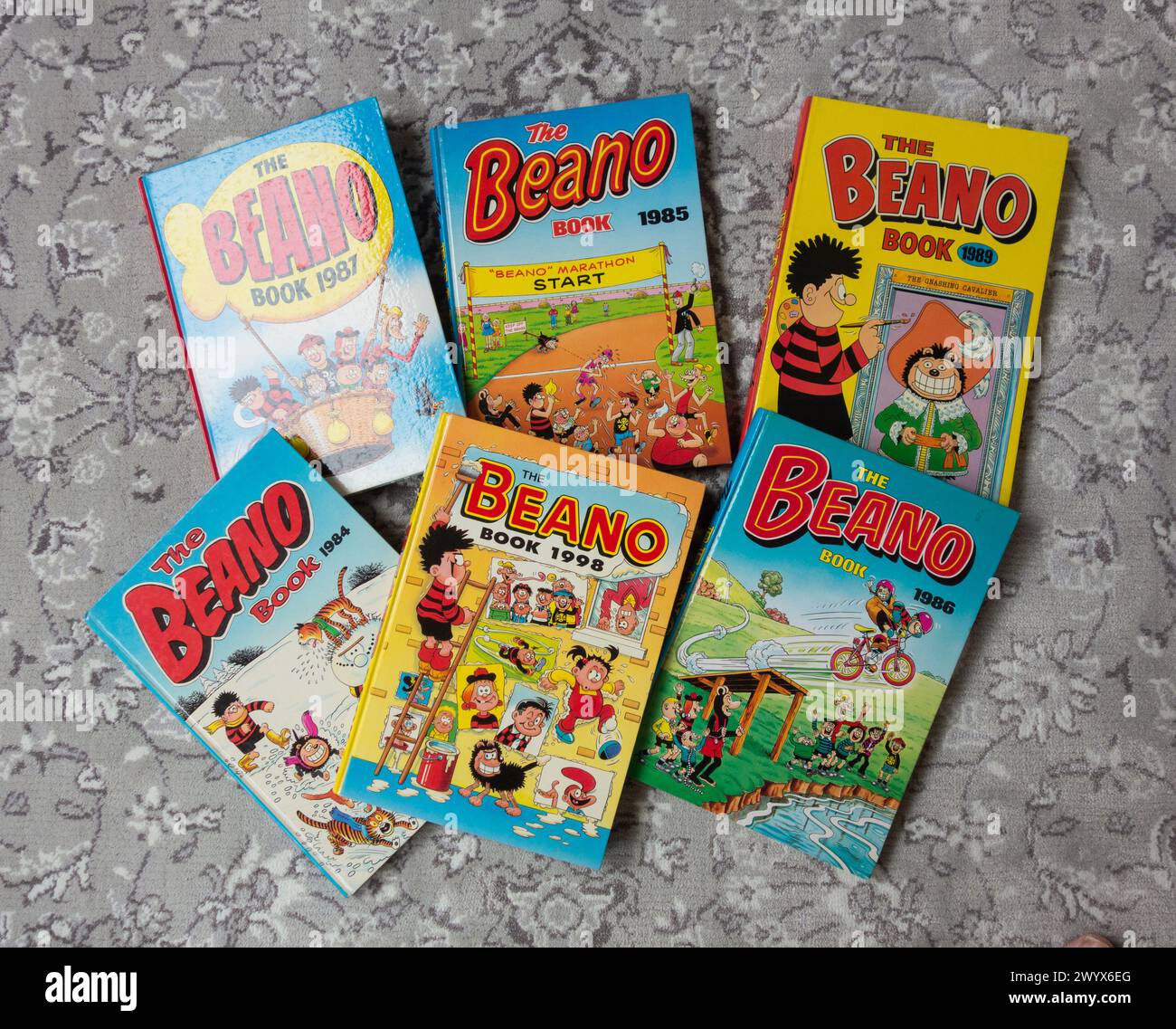 Nahaufnahme einer Auswahl an farbenfrohen Beano Book Annuals und Covern Stockfoto