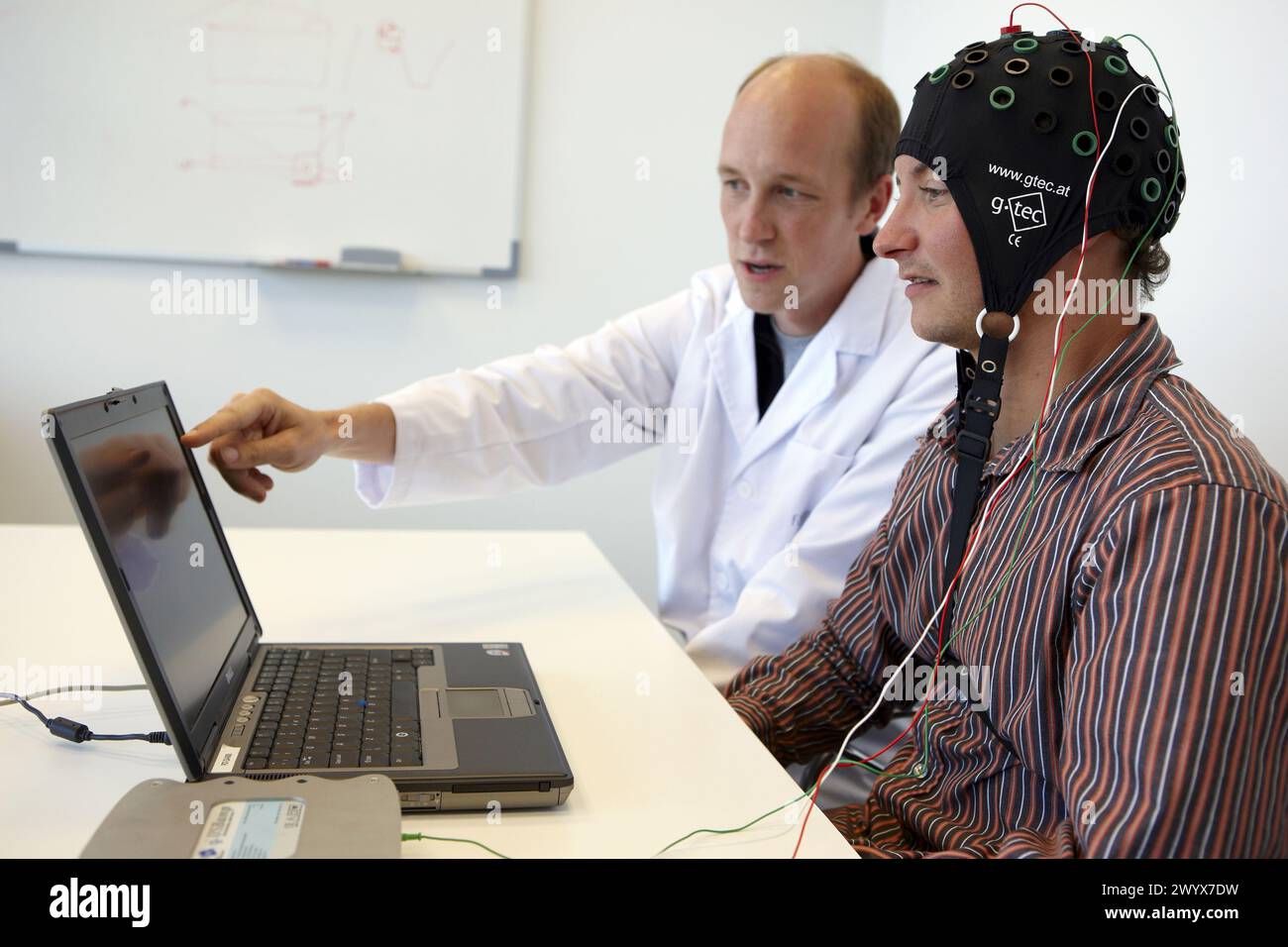 Testen eines BCI (Brain-Computer Interface), entwickelt von Forschern der Abteilung Gesundheit und Lebensqualität, FIK-Technologieforschungsprogramm für ältere und behinderte Menschen. Fatronik-Tecnalia, Forschungs- und Technologiezentrum, Donostia, Baskenland, Spanien. Stockfoto