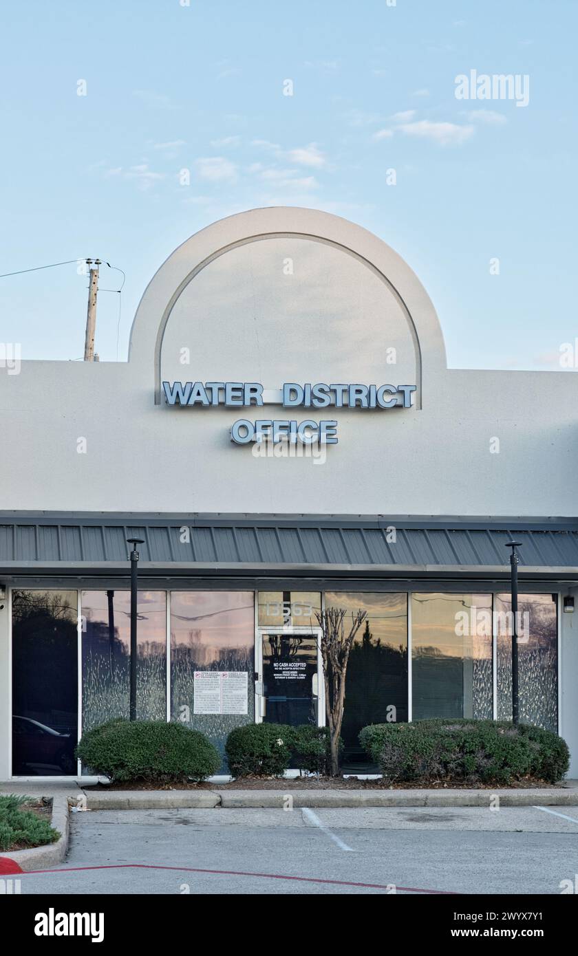 Houston, Texas USA 02-18-2024: Bürogebäude des Water District Company Business Storefront Außenansicht. Stockfoto