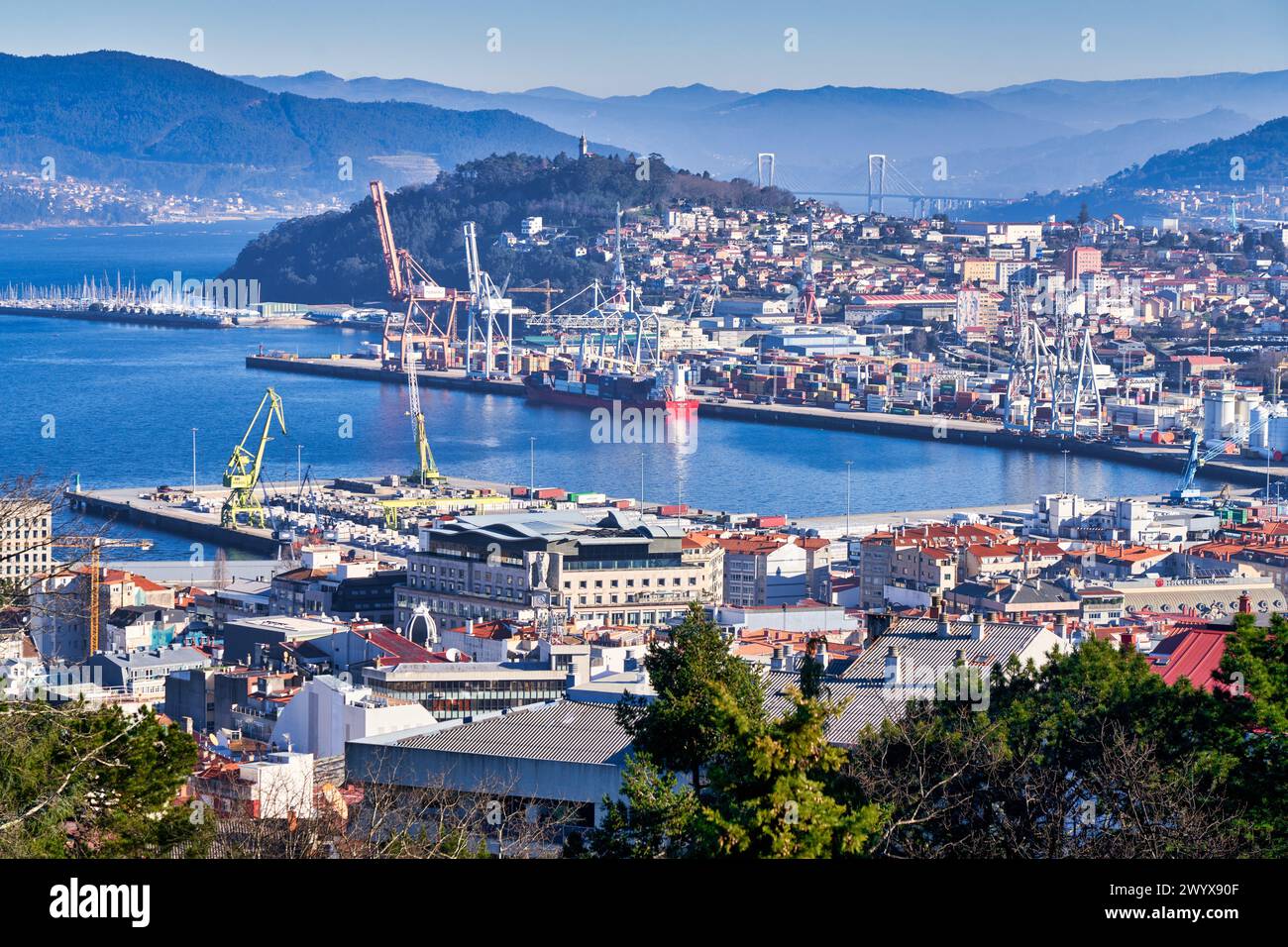 Puerto y Ria de Vigo, Vista desde Parque Monte do Castro, Vigo, Pontevedra, Galicien, Spanien. Stockfoto