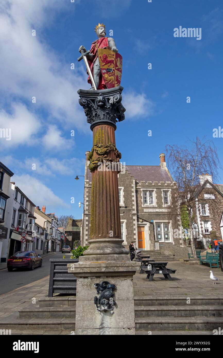 Statue von Prinz Llewelyn dem Großen, Häuser, Lancaster Square, Conwy, Wales, Großbritannien Stockfoto