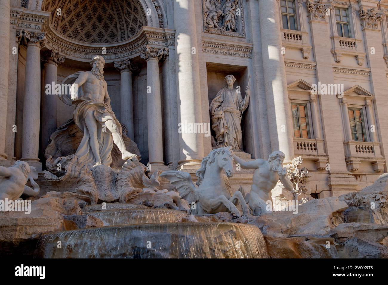 Der Trevi-Brunnen mit dem griechischen Meeresgott Oceanus und Seepferdchen und Meermännern locken Tausende von Besuchern an Stockfoto
