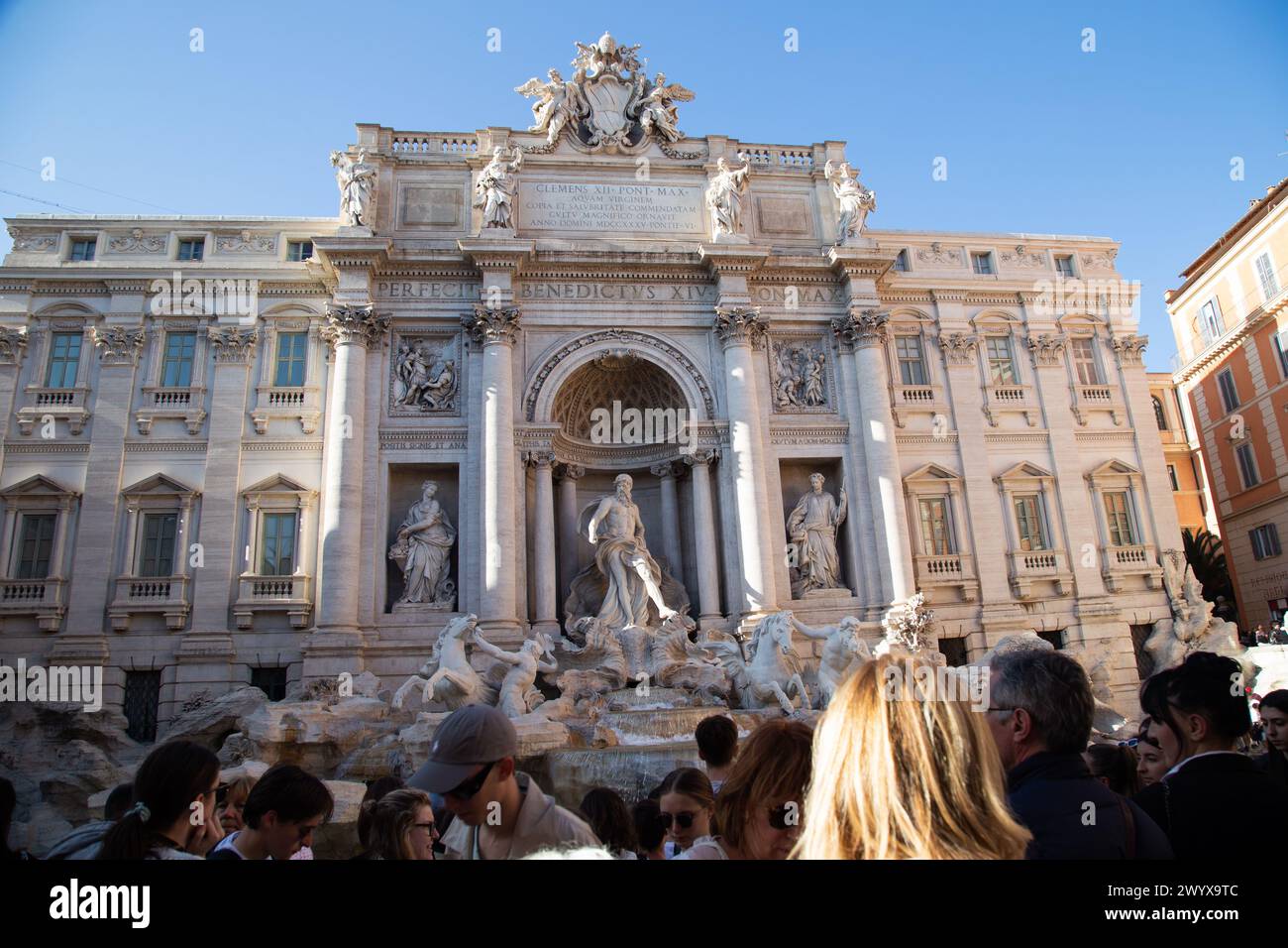 Der Trevi-Brunnen mit dem griechischen Meeresgott Oceanus und Seepferdchen und Meermännern locken Tausende von Besuchern an Stockfoto
