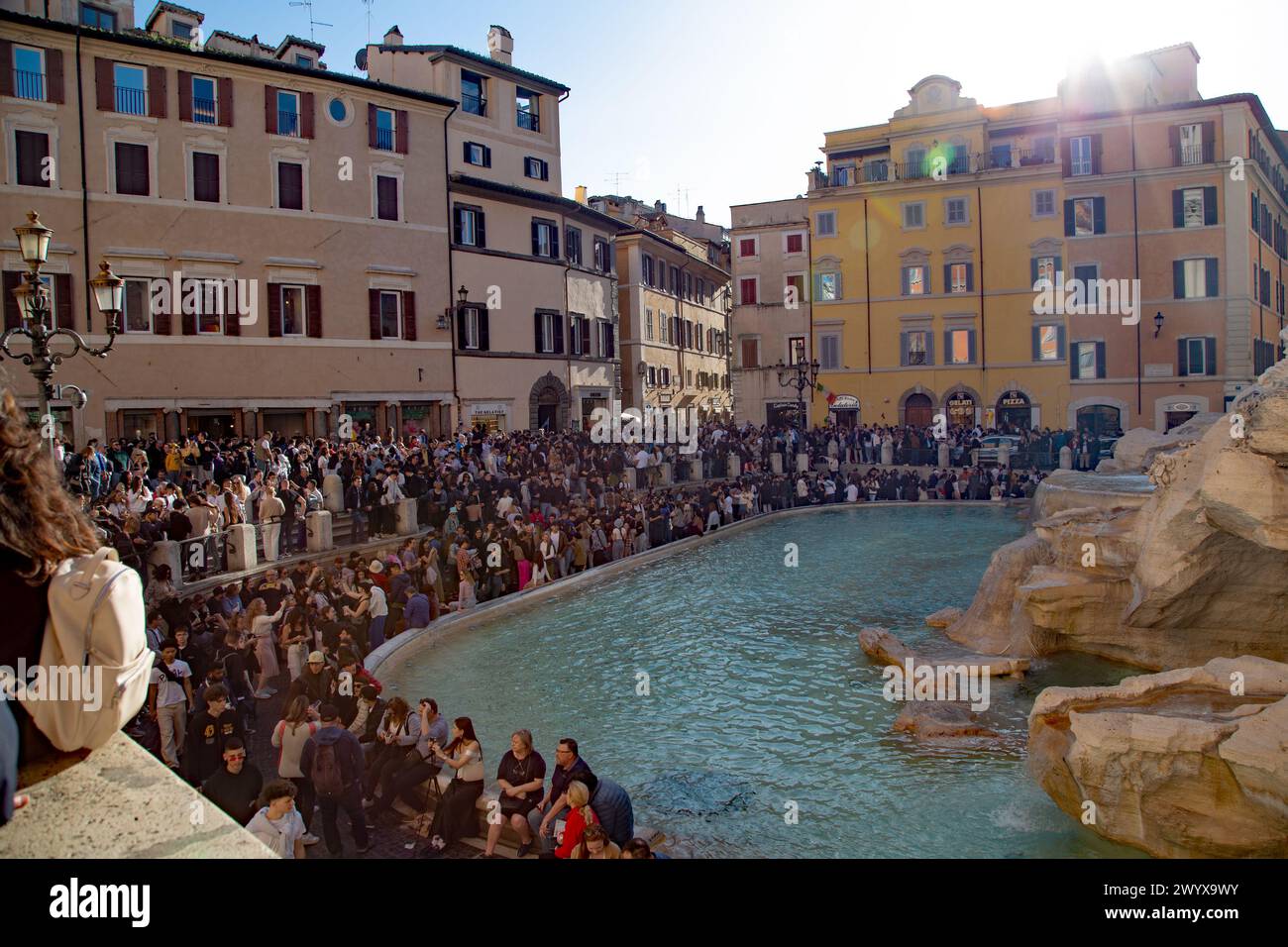 Der Trevi-Brunnen mit dem griechischen Meeresgott Oceanus und Seepferdchen und Meermännern locken Tausende von Besuchern an Stockfoto