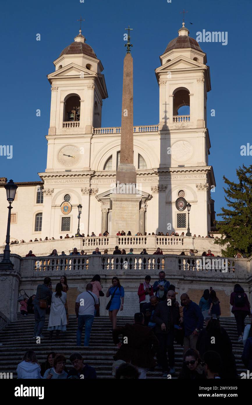 Spanische Treppe in Rom, Italien einen steilen Hang hinauf zwischen der Piazza di Spagna am Fuß und der Piazza Trinità dei Monti, der Kirche Trinità dei Monti Stockfoto
