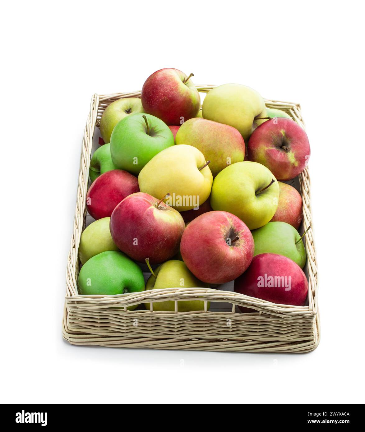 Grüne gelbe und rote Äpfel im Korb isoliert auf weiß Stockfoto