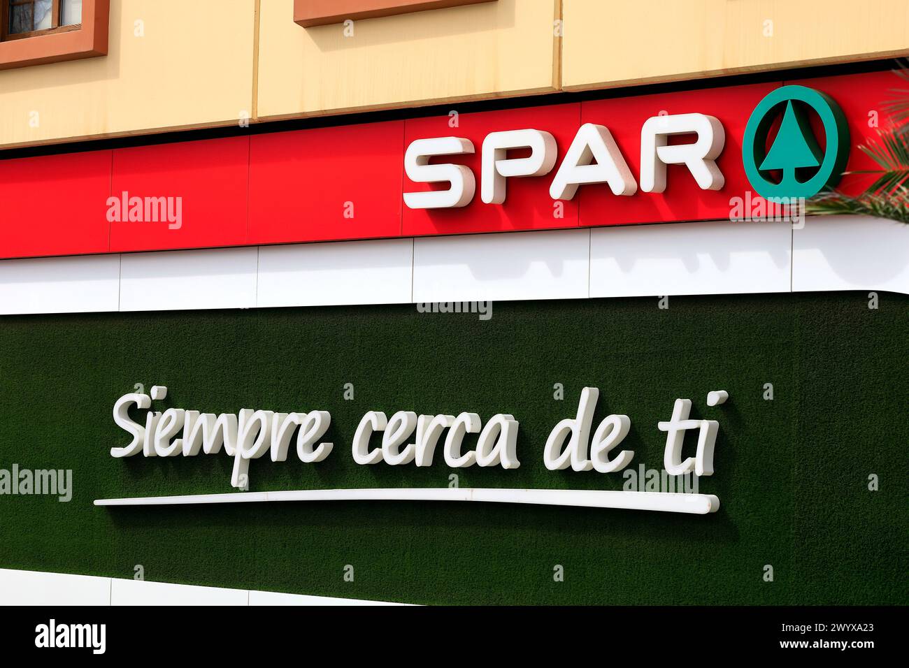 Beschilderung im Spar Supermarkt, El Cotillo, Fuerteventura, Kanarischen Inseln, Spanien. Vom Februar 2024 Stockfoto