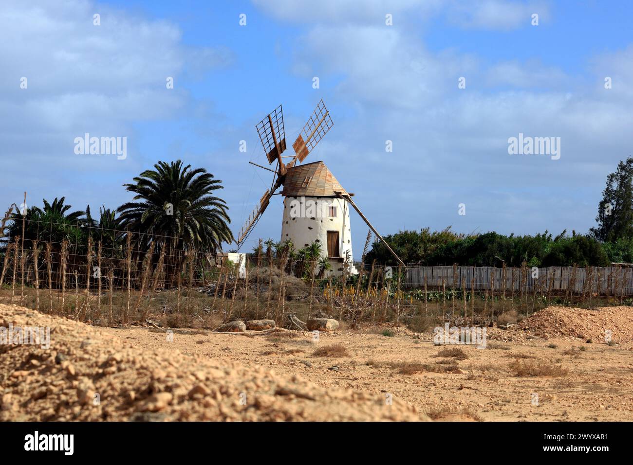 Stillgelegte Windmühle, in der Nähe des Dorfes El Roque, El Cotillo, Fuerteventura. Vom Februar 2024 Stockfoto