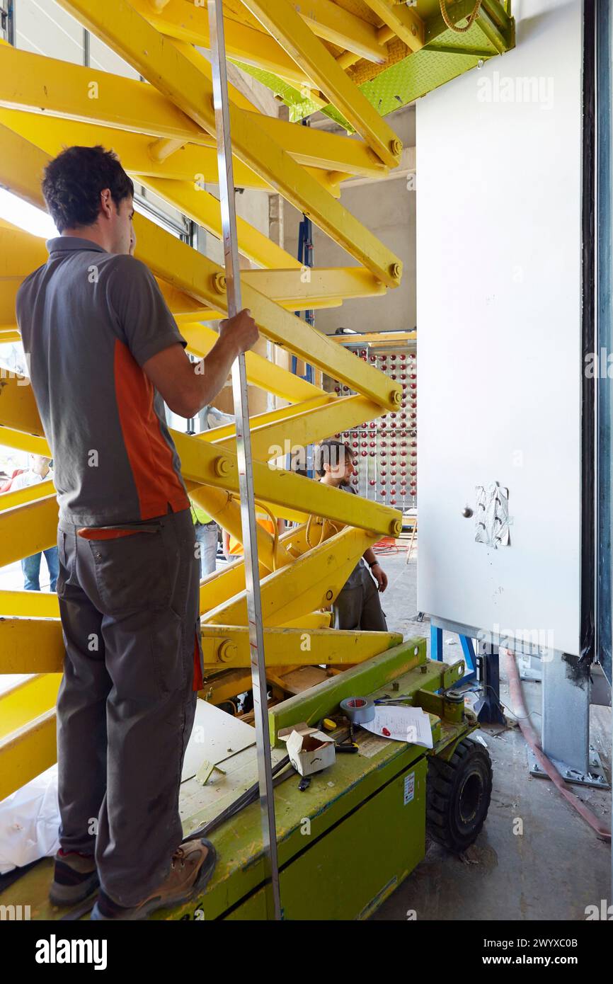 Mechanische Prüfung von Gebäudefassaden. Vorhangfassaden. Architektonische Gehäuse. Homologation von architektonischen Elementen. Zertifizierung, Zulassung, Prüfung und Konformitätsbewertung und technische Unterstützung . TECNALIA Forschung und Innovation. Azpeitia. Gipuzkoa. Baskenland. Spanien. Stockfoto