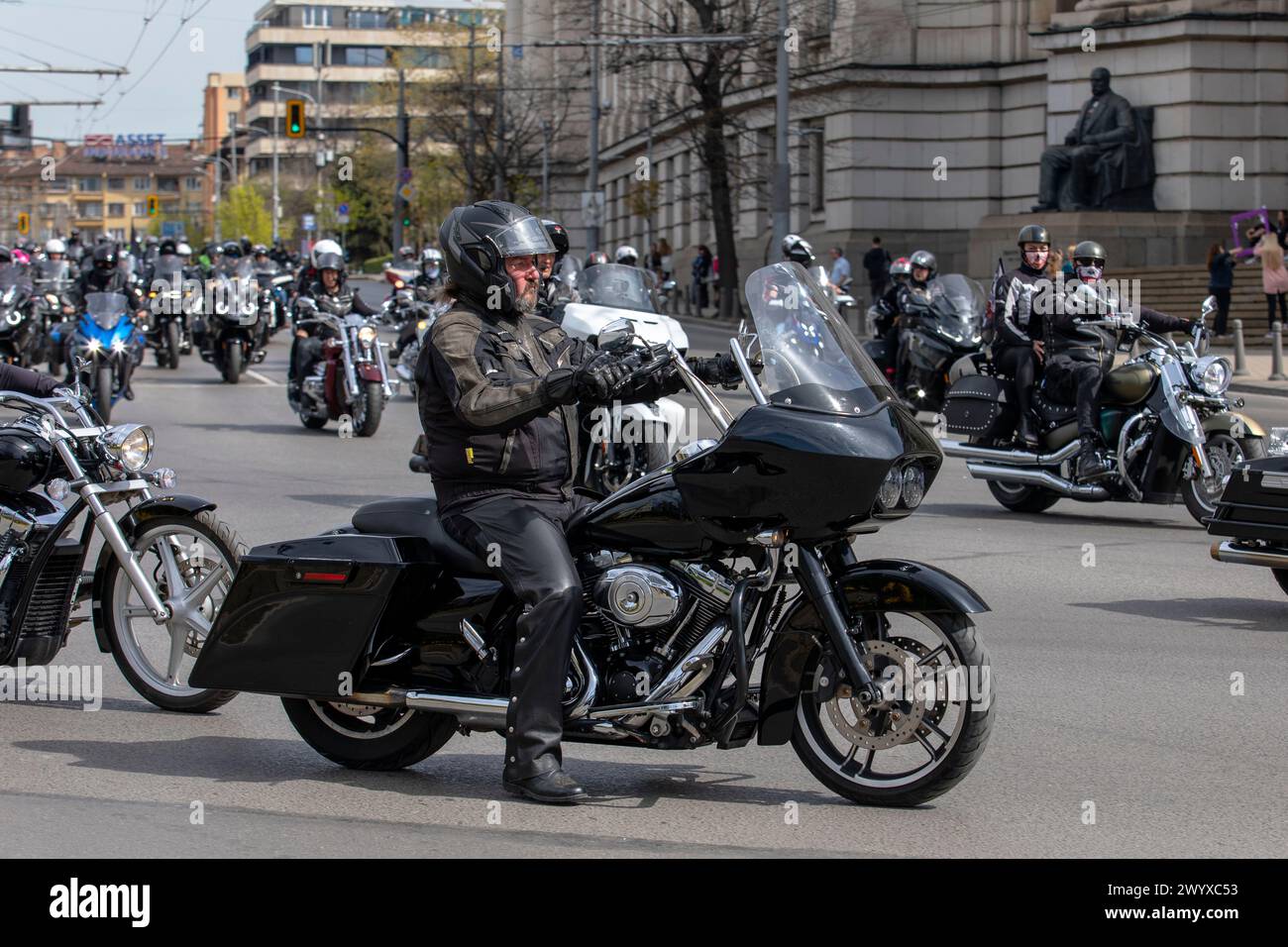 Motorradfahrer, die Motorräder fahren. Sofia, Bulgarien - 6. April 2024: Motorradfahrer fahren während der Saisoneröffnung auf den Straßen von Sofia mit Motorrädern Stockfoto