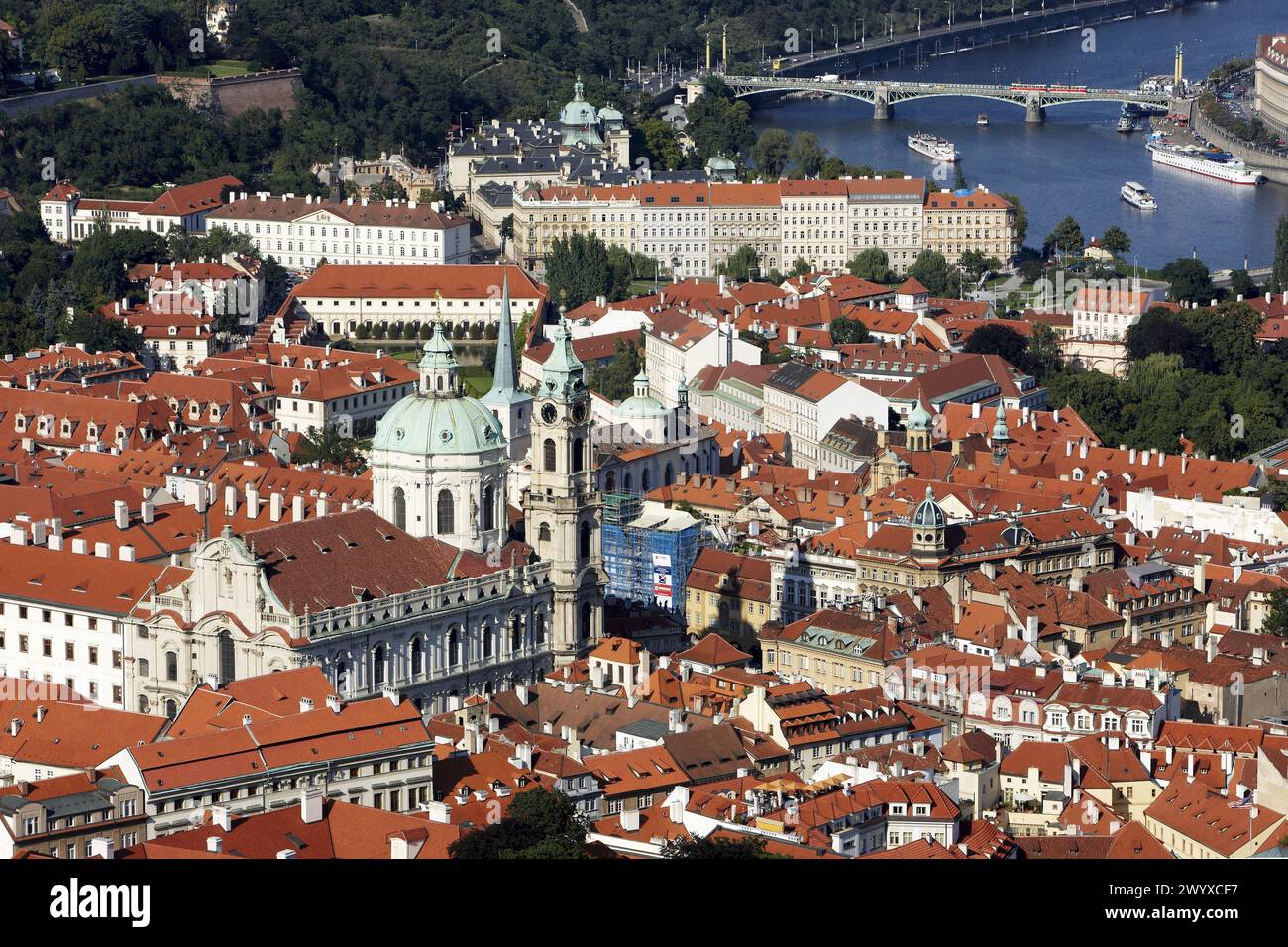 St. Nikolaikirche und Moldau, Prag, Tschechische Republik. Stockfoto