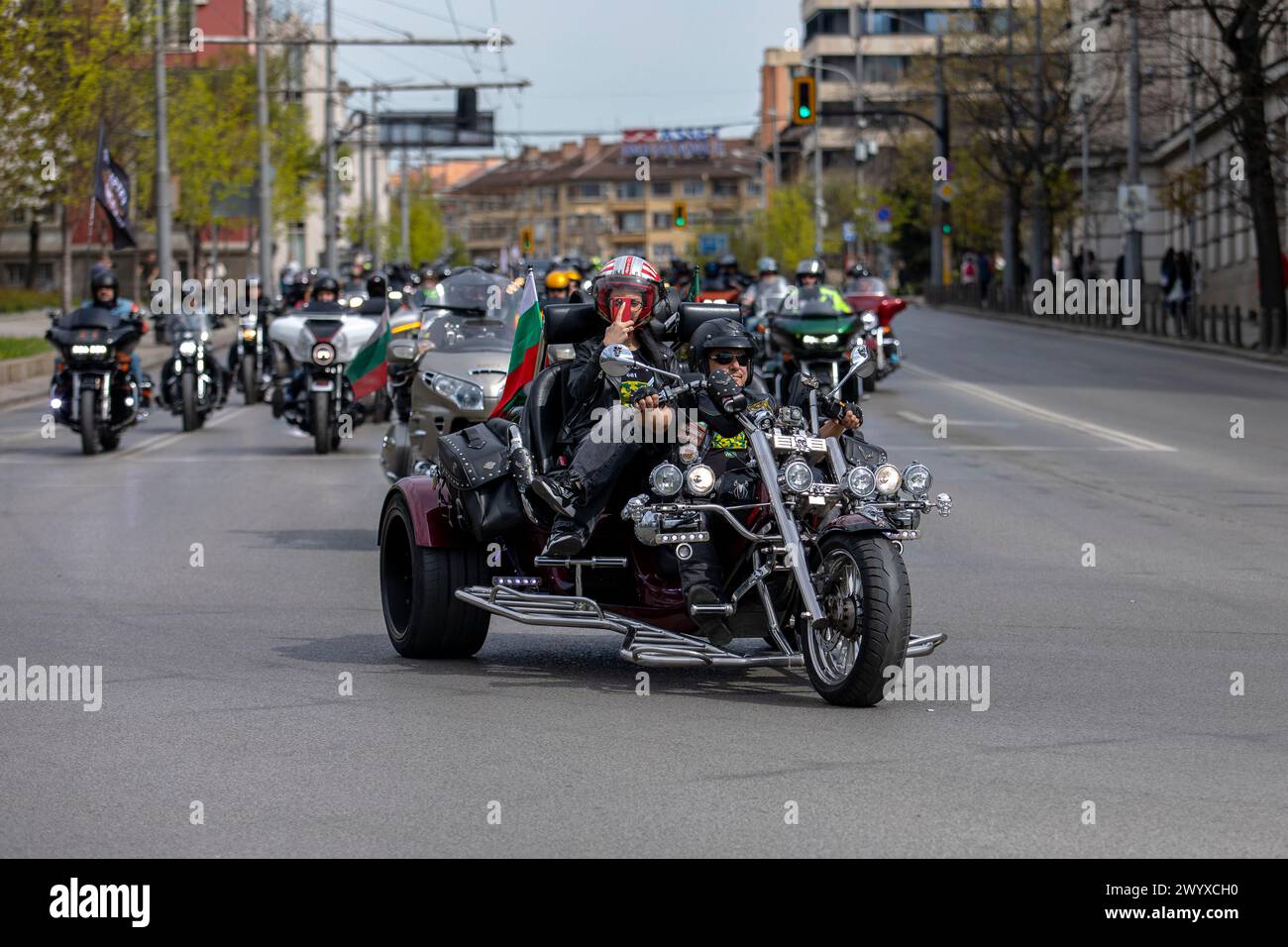 Motorradfahrer, die Motorräder fahren. Sofia, Bulgarien - 6. April 2024: Motorradfahrer fahren während der Saisoneröffnung auf den Straßen von Sofia mit Motorrädern Stockfoto