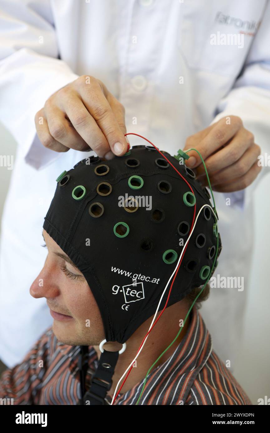 Testen eines BCI (Brain-Computer Interface), entwickelt von Forschern der Abteilung Gesundheit und Lebensqualität, FIK-Technologieforschungsprogramm für ältere und behinderte Menschen. Fatronik-Tecnalia, Forschungs- und Technologiezentrum, Donostia, Baskenland, Spanien. Stockfoto