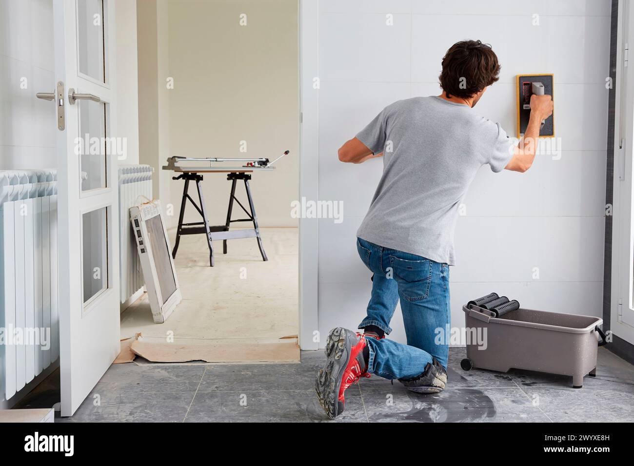 Platzieren von Kacheln. Bau von Mehrfamilienhäusern. Stockfoto