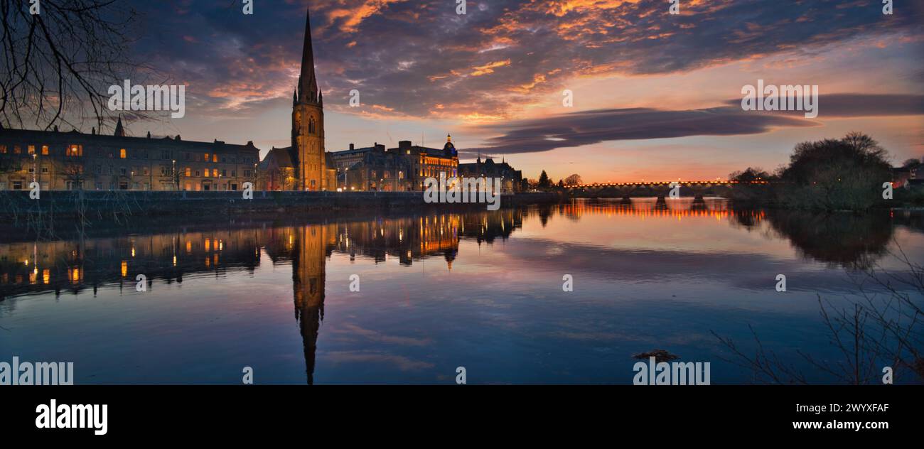 Blick auf die Tay Street und St. Mathews Church, Perth, Schottland Stockfoto