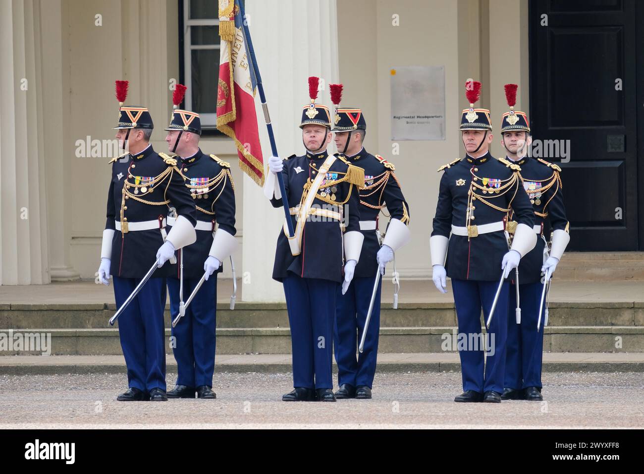 London, UK, 8. April 2024. Mitglieder der französischen Gendarmerie Garde Republicaine wurden auf dem Gelände der Wellington Barracks gesehen, nachdem sie am Wachwechsel im Buckingham Palace teilgenommen hatten. Die Teilnahme der Soldaten war der 120. Jahrestag der Unterzeichnung der Entente cordiale im Jahr 1904. Quelle: Eleventh Photography/Alamy Live News Stockfoto