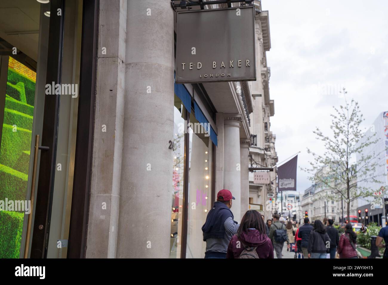 London UK , 8. April 2024. Ted Baker London schließt 15 Geschäfte in England, Käufer vor Regent Street Store London England UK. Quelle: Xiu Bao/Alamy Live News Stockfoto