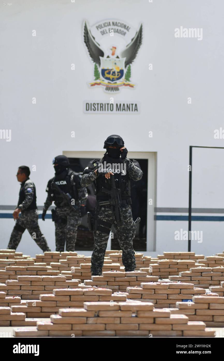 MANTA-DROGA SAN LORENZO Manta, 08 de abril de 2024. Presentacion de la incautacion de 2 toneladas de droga llevada a cabo en la parroquia San Lorenzo de Manta. Declaraciones del Coronel JosÃ Vinueza. API/Ariel OCHOA Manta Manabi Ecuador CLJ-MANTA-DROGASANLORENZO-4b8593171373e68a21eb329543066c *** MANTA DROGA SAN LORENZO Manta, April 08, 2024 Präsentation der Beschlagnahme von 2 Tonnen Drogen in der Pfarrei San Lorenzo de Manta Erklärungen von Oberst JosÃ Vinueza API Ariel OCHOA Manta Manta Manabi Ecuador CLJ MANTA DROGASANLORENZO 4b8593171373e68a4a21eb3295430666c Copyright: xArielx Stockfoto