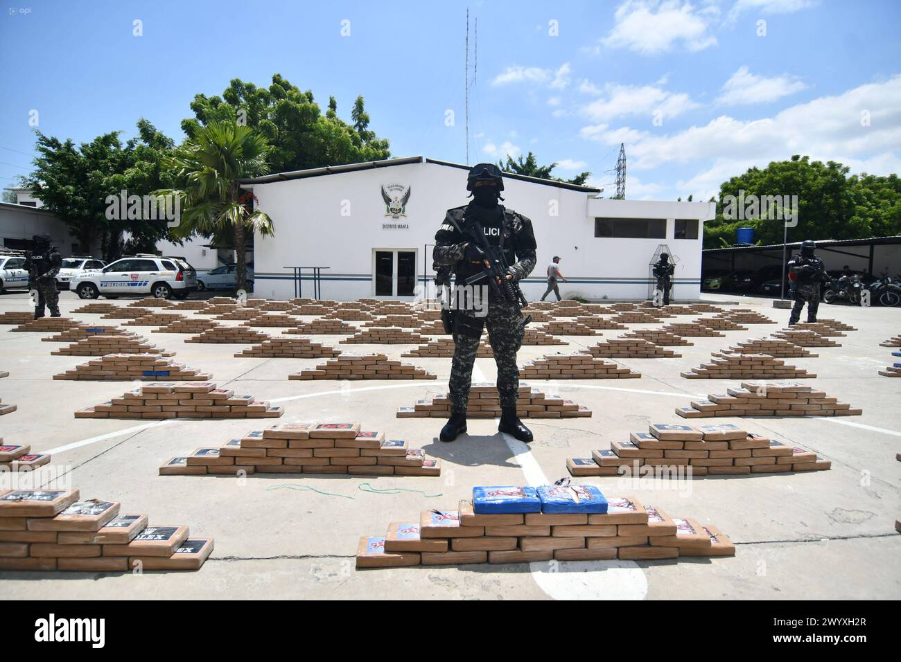 MANTA-DROGA SAN LORENZO Manta, 08 de abril de 2024. Presentacion de la incautacion de 2 toneladas de droga llevada a cabo en la parroquia San Lorenzo de Manta. Declaraciones del Coronel JosÃ Vinueza. API/Ariel OCHOA Manta Manabi Ecuador CLJ-MANTA-DROGASANLORENZO-fb73134c5c2cc0f0194296342d884486 *** MANTA DROGA SAN LORENZO Manta, April 08, 2024 Präsentation der Beschlagnahme von 2 Tonnen Drogen in der Pfarrei San Lorenzo de Manta Erklärungen von Oberst JosÃ Vinueza API Ariel OCHOA Manta Manta Manabi Ecuador CLJ MANTA DROGASANLORENZO fb73134c5c2cc0f0194296342d84486 Copyright: xArielx Stockfoto