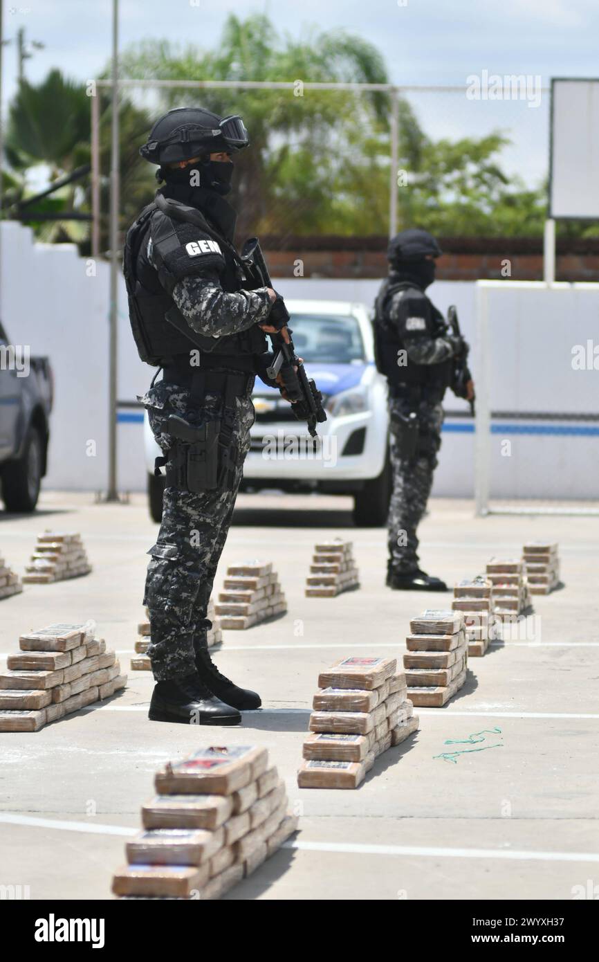 MANTA-DROGA SAN LORENZO Manta, 08 de abril de 2024. Presentacion de la incautacion de 2 toneladas de droga llevada a cabo en la parroquia San Lorenzo de Manta. Declaraciones del Coronel JosÃ Vinueza. API/Ariel OCHOA Manta Manabi Ecuador CLJ-MANTA-DROGASANLORENZO-952c0d348b752e397b0571098bd4624e *** MANTA DROGA SAN LORENZO Manta, April 08, 2024 Präsentation der Beschlagnahme von 2 Tonnen Drogen in der Pfarrei San Lorenzo de Manta Erklärungen von Oberst JosÃ Vinueza API Ariel OCHOA Manta Manta Manabi Ecuador CLJ MANTA DROGASANLORENZO 952c0d348b752e397b0571098bd4624e Copyright: xArielx Stockfoto