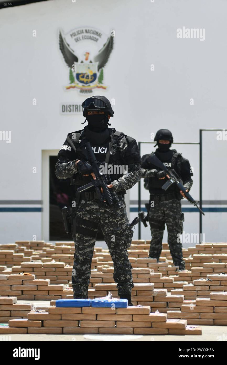 MANTA-DROGA SAN LORENZO Manta, 08 de abril de 2024. Presentacion de la incautacion de 2 toneladas de droga llevada a cabo en la parroquia San Lorenzo de Manta. Declaraciones del Coronel JosÃ Vinueza. API/Ariel OCHOA Manta Manabi Ecuador CLJ-MANTA-DROGASANLORENZO-759f21246afca435095b2e9d894d0d5f *** MANTA DROGA SAN LORENZO Manta, April 08, 2024 Präsentation der Beschlagnahme von 2 Tonnen Drogen in der Pfarrei San Lorenzo de Manta Erklärungen von Oberst JosÃ Vinueza API Ariel OCHOA Manta Manta Manabi Ecuador CLJ MANTA DROGASANLORENZO 759f21246afca435095b2e9e9d894d0d5f Copyright: xArie Stockfoto