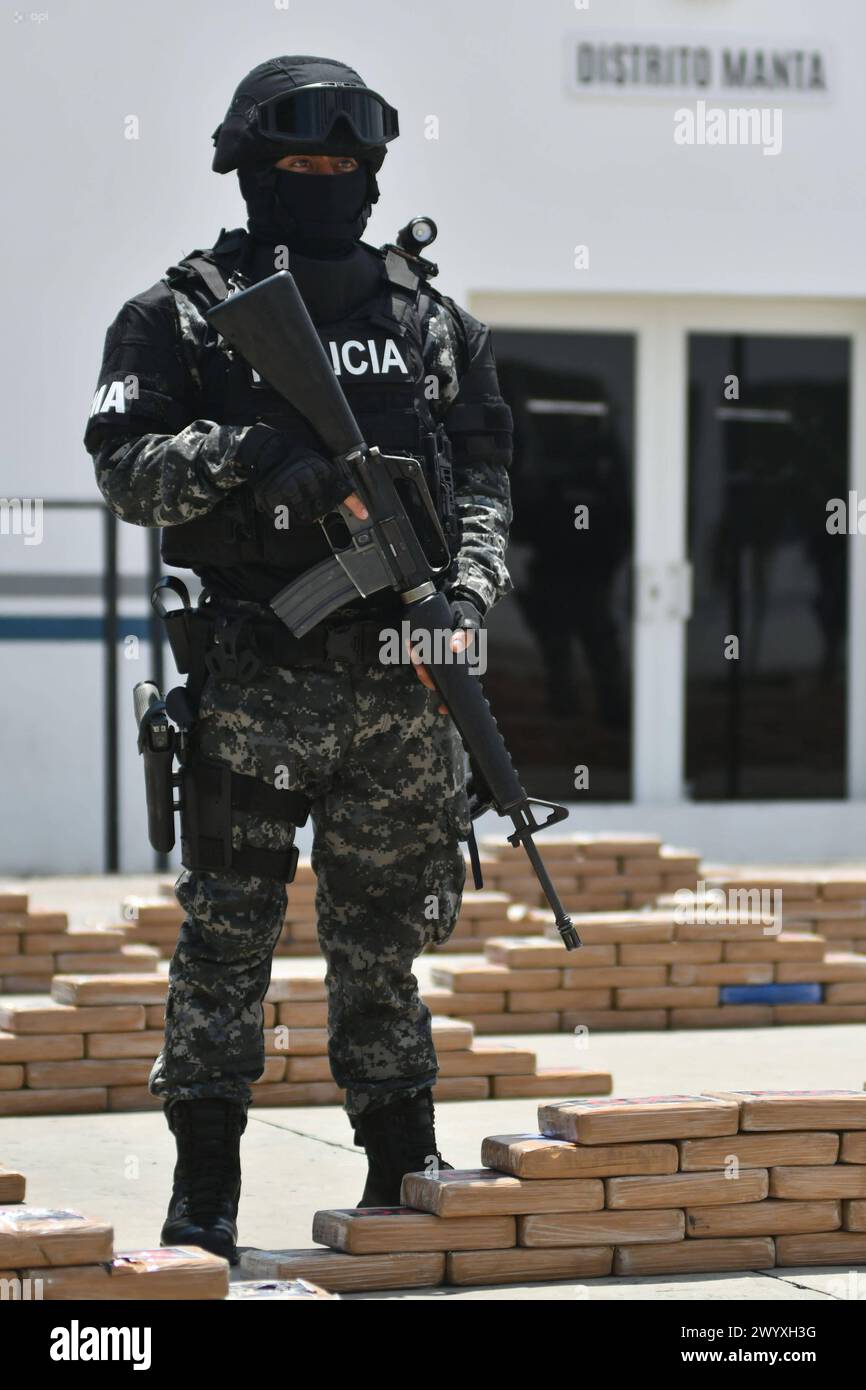 MANTA-DROGA SAN LORENZO Manta, 08 de abril de 2024. Presentacion de la incautacion de 2 toneladas de droga llevada a cabo en la parroquia San Lorenzo de Manta. Declaraciones del Coronel JosÃ Vinueza. API/Ariel OCHOA Manta Manabi Ecuador CLJ-MANTA-DROGASANLORENZO-28b10008ff766474fb8f8c3f88311188 *** MANTA DROGA SAN LORENZO Manta, April 08, 2024 Präsentation der Beschlagnahme von 2 Tonnen Drogen in der Pfarrei San Lorenzo de Manta Erklärungen von Oberst JosÃ Vinueza API Ariel OCHOA Manta Manta Manabi Ecuador CLJ MANTA DROGASANLORENZO 28b10008ff766474fb8f8c3f88311188 Copyright: xArie Stockfoto