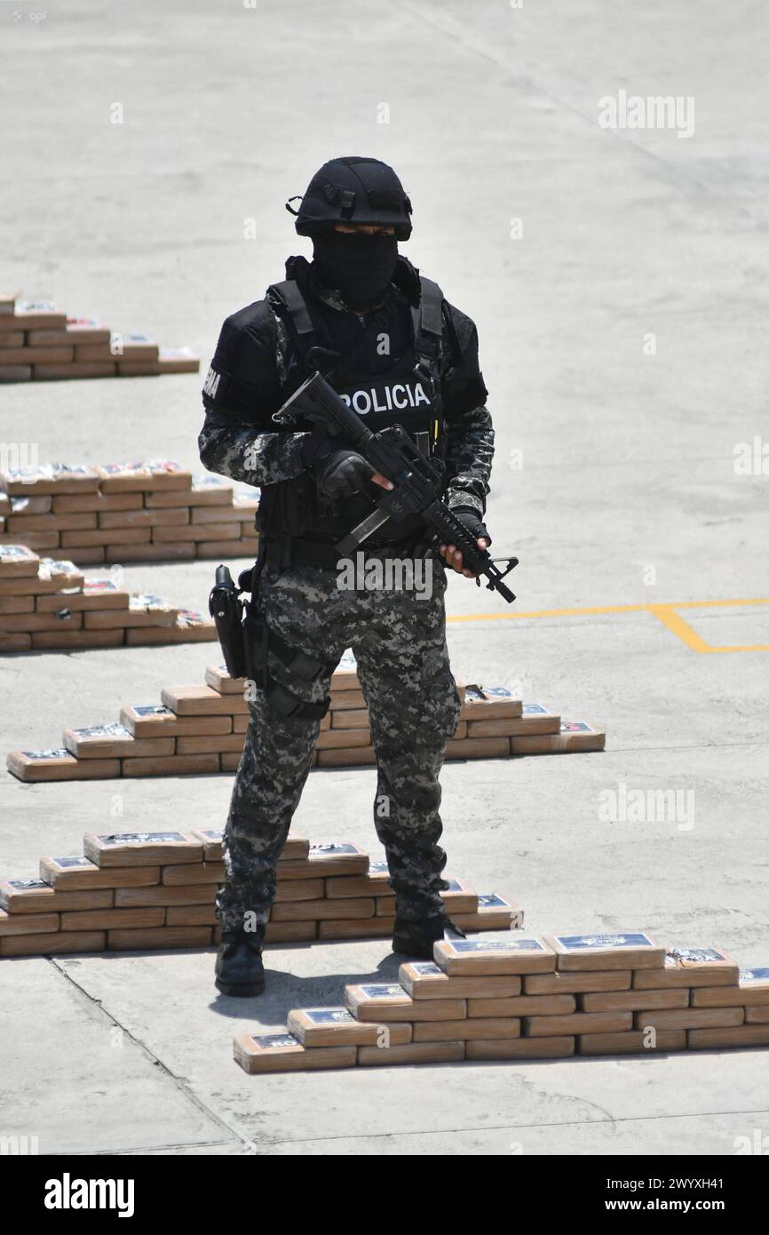 MANTA-DROGA SAN LORENZO Manta, 08 de abril de 2024. Presentacion de la incautacion de 2 toneladas de droga llevada a cabo en la parroquia San Lorenzo de Manta. Declaraciones del Coronel JosÃ Vinueza. API/Ariel OCHOA Manta Manabi Ecuador CLJ-MANTA-DROGASANLORENZO-955fa624a0a68e238b93bfa2102be9dc *** MANTA DROGA SAN LORENZO Manta, April 08, 2024 Präsentation der Beschlagnahme von 2 Tonnen Drogen in der Pfarrei San Lorenzo de Manta Erklärungen von Oberst JosÃ Vinueza API Ariel OCHOA Manta Manta Manabi Ecuador CLJ MANTA DROGASANLORENZO 955fa624a0a68e238b93bfa2102be9dc Copyright: xArielx Stockfoto