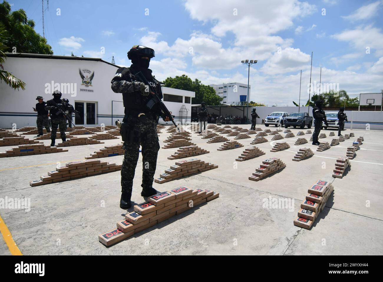 MANTA-DROGA SAN LORENZO Manta, 08 de abril de 2024. Presentacion de la incautacion de 2 toneladas de droga llevada a cabo en la parroquia San Lorenzo de Manta. Declaraciones del Coronel JosÃ Vinueza. API/Ariel OCHOA Manta Manabi Ecuador CLJ-MANTA-DROGASANLORENZO-bcac119a34cbdf131aadd96127b1390c *** MANTA DROGA SAN LORENZO Manta, April 08, 2024 Präsentation der Beschlagnahme von 2 Tonnen Drogen in der Pfarrei San Lorenzo de Manta Erklärungen von Oberst JosÃ Vinueza API Ariel OCHOA Manta Manta Manabi Ecuador CLJ MANTA DROGASANLORENZO bcac119a34cbdf131aadd96127b1390c Copyright: xArielx Stockfoto