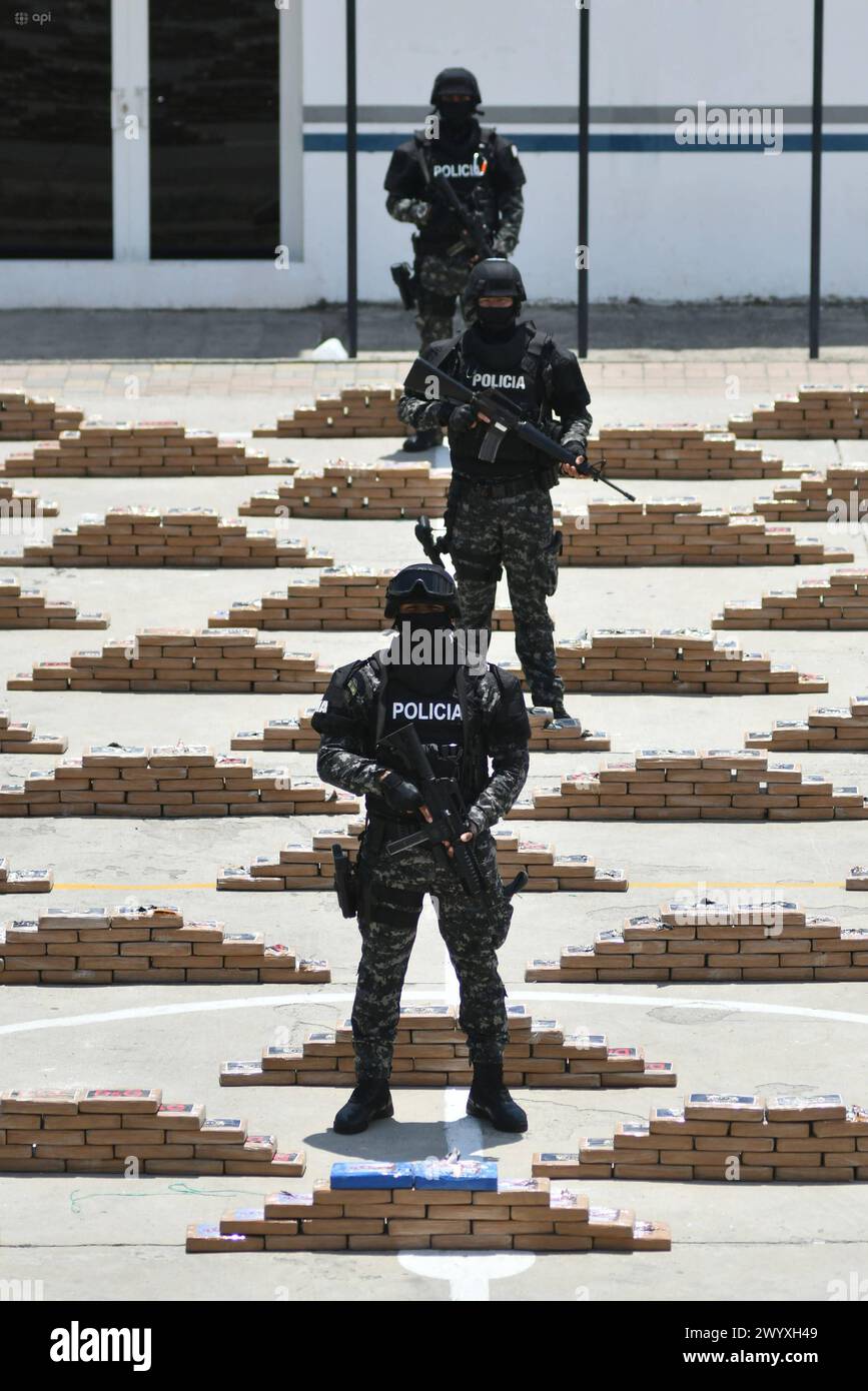 MANTA-DROGA SAN LORENZO Manta, 08 de abril de 2024. Presentacion de la incautacion de 2 toneladas de droga llevada a cabo en la parroquia San Lorenzo de Manta. Declaraciones del Coronel JosÃ Vinueza. API/Ariel OCHOA Manta Manabi Ecuador CLJ-MANTA-DROGASANLORENZO-5f6fa4e65d778295f1080cc852fd3bf8 *** MANTA DROGA SAN LORENZO Manta, April 08, 2024 Präsentation der Beschlagnahme von 2 Tonnen Drogen in der Pfarrei San Lorenzo de Manta Erklärungen von Oberst JosÃ Vinueza API Ariel OCHOA Manta Manta Manabi Ecuador CLJ MANTA DROGASANLORENZO 5f6fa4e65d78295f1080cc852fd3bf8 Copyright: xArielx Stockfoto