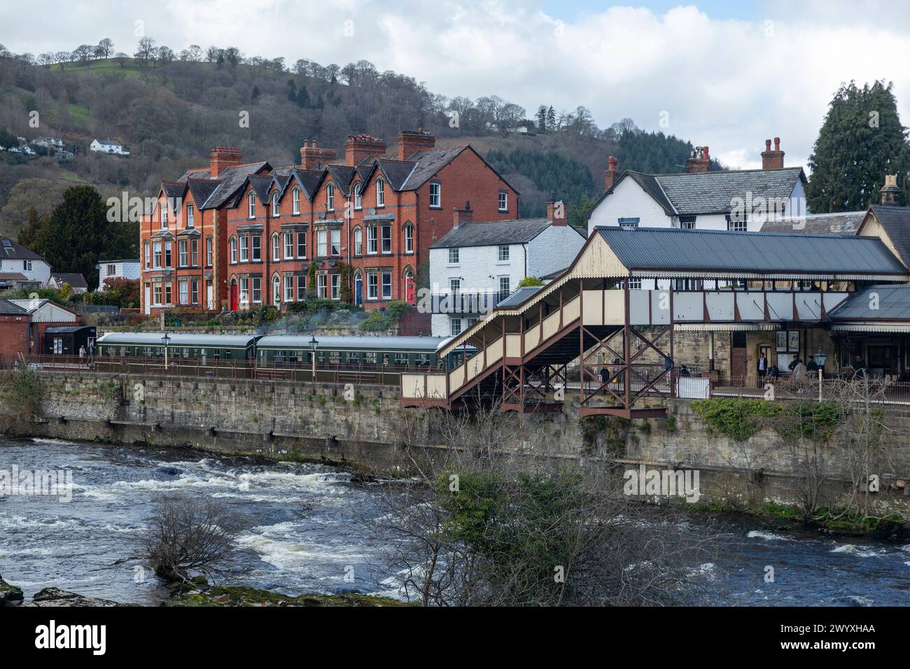 Bahnhof, Zug, River Dee, Llangollen, Wales, Großbritannien Stockfoto